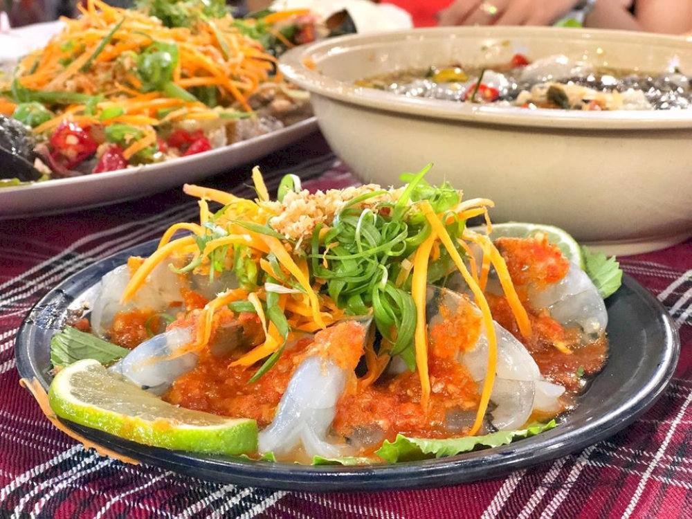 Ben Thanh Market offers a wide variety of delicious local dishes
